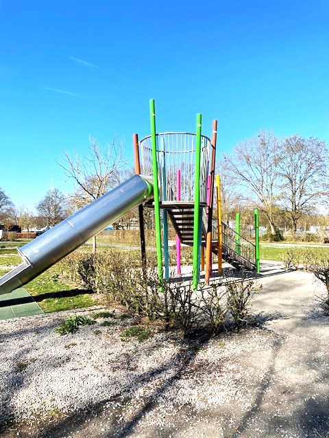 Aussichtsplattform mit Rutschbahn für die jüngsten Besucher des Stadtparks Wieseckaue